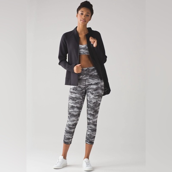 Lululemon Wunder Under Crop - Size 6 Black White - Picture 5 of 7